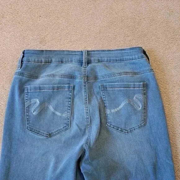 Santana Jeans Blue Cropped Stretch Denim Women's Size 8 Capri Light Wash - Picture 10 of 12